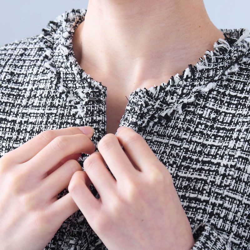 フロントはホック留めデザイン