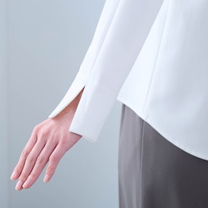 袖口はスリット入りで折り返して着用も可能