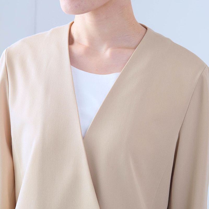 すっきりとしたノーカラーデザイン