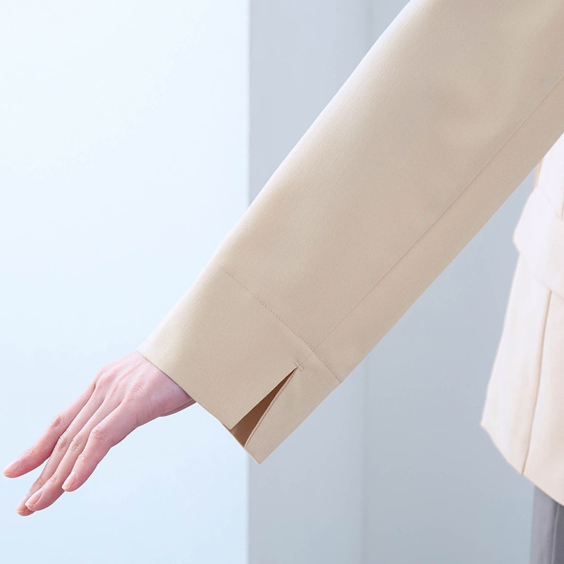 袖口はスリット入りで折り返して着用も可能