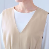 シンプルで合わせやすいVネックデザイン