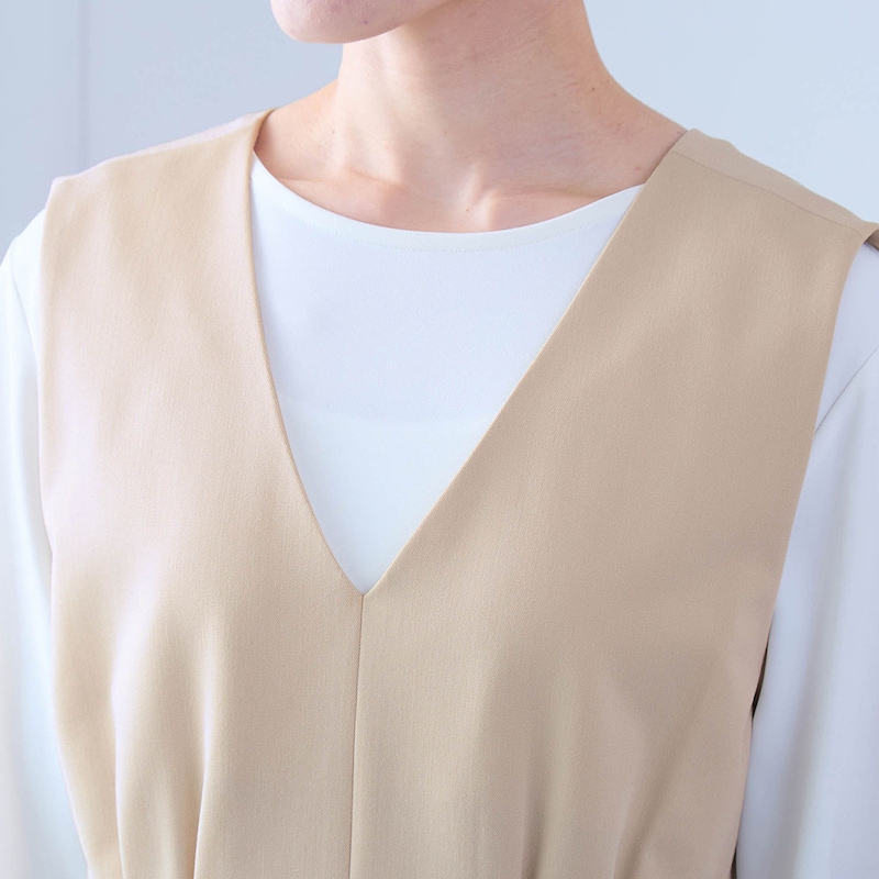 シンプルで合わせやすいVネックデザイン