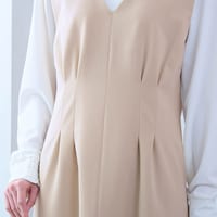 フロントのタックでお腹をカバーしながらスタイルアップ