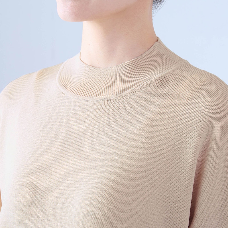 ジャケットやジャンスカに合わせやすいネックデザイン