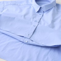一番下のボタンホールを重ねて内側ボタンに留めることでブラウジングが可能