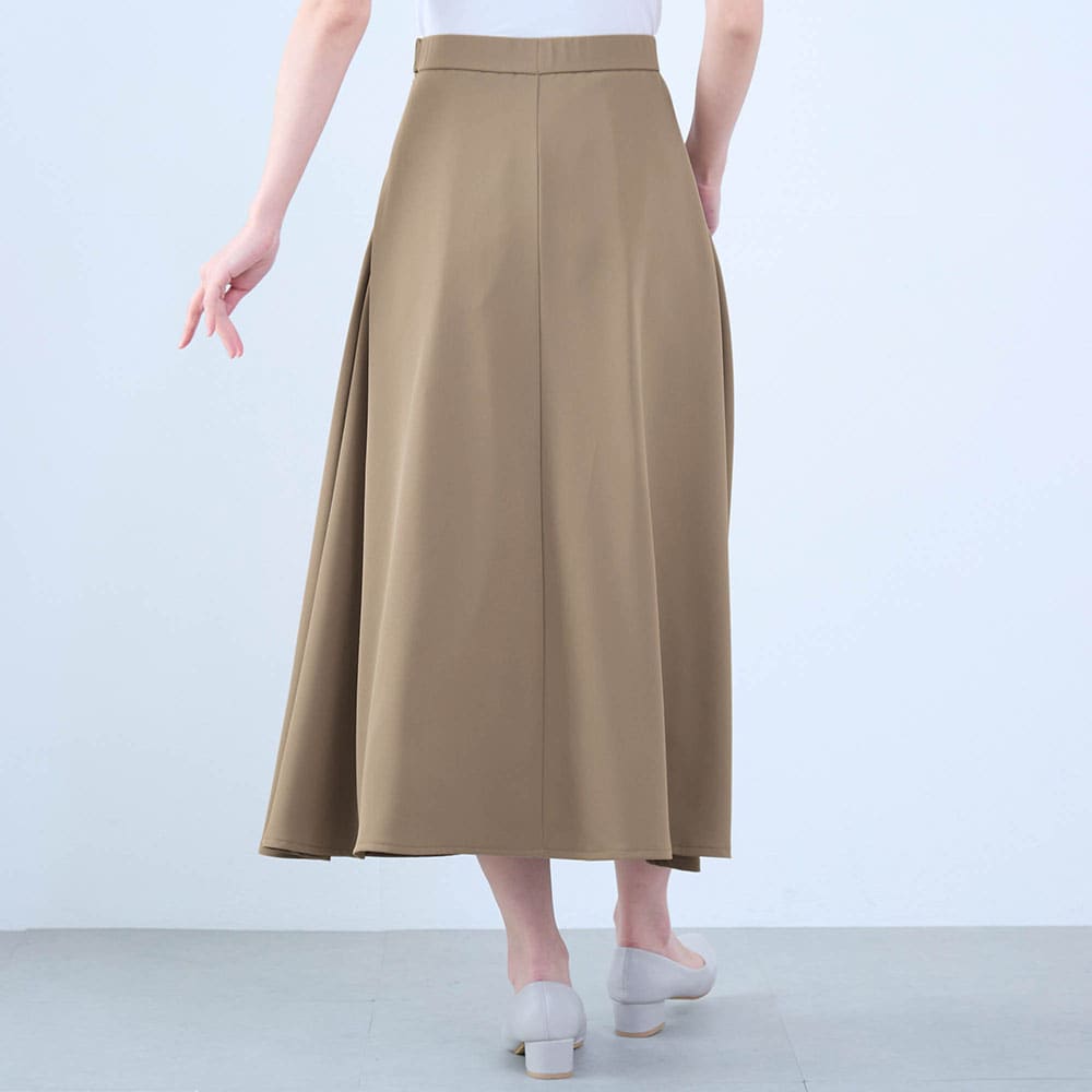 モデル身長168cm／M ※写真は撮影用のため総丈+6cmになります。