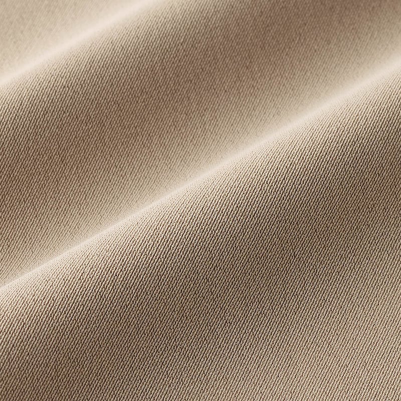 とろみのある生地を採用し流れるようなドレープが印象的に