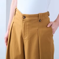 フロントは動きがでるタックデザイン