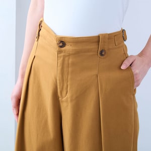 フロントは動きがでるタックデザイン