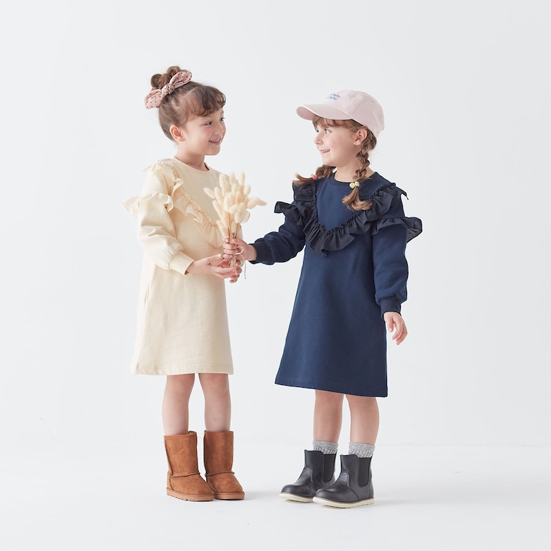 左)クリーム／モデル身長113cm・110サイズ、右)ネイビー／モデル身長110cm・110サイズ