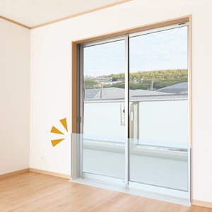 窓枠に取り付けて着脱も簡単な冷気対策商品です