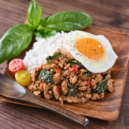 本場タイで製造したチキンガパオ 8食