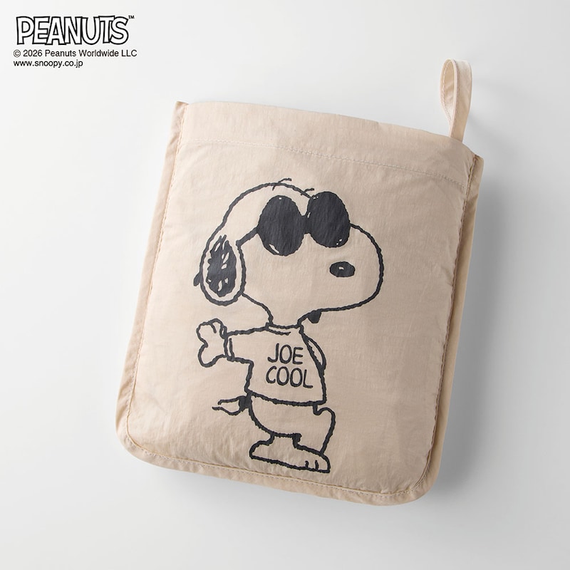 背裏のポケットに収納するとポケッタブルになります