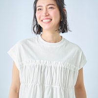 胸元を切り替えたレイヤード風デザイン