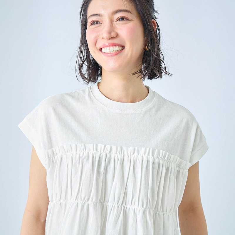 胸元を切り替えたレイヤード風デザイン