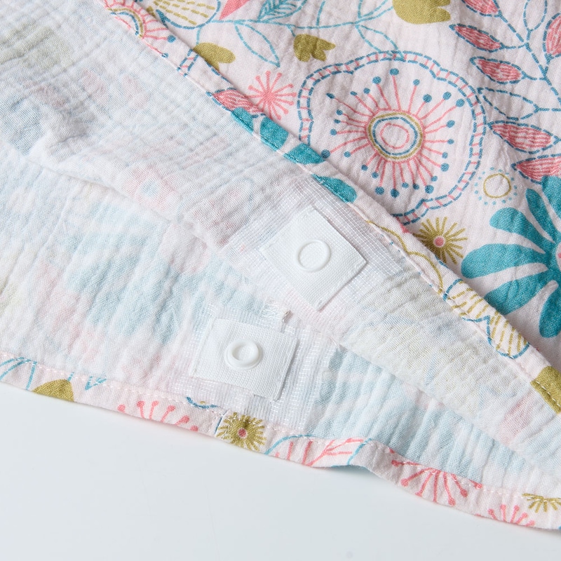 裾がまくり上がりにくい内側スナップボタン付き