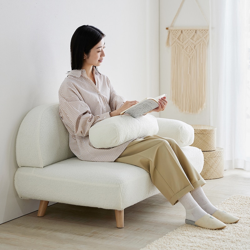 肘置きや枕として使えるクッション付き