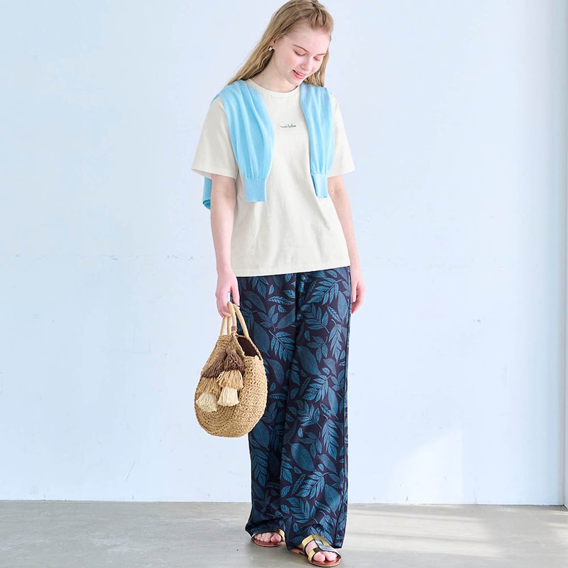 モデル身長167cm/M　オフホワイト着用