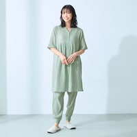 モデル身長164cm／M ※写真は撮影用のため股下+4cmになります。