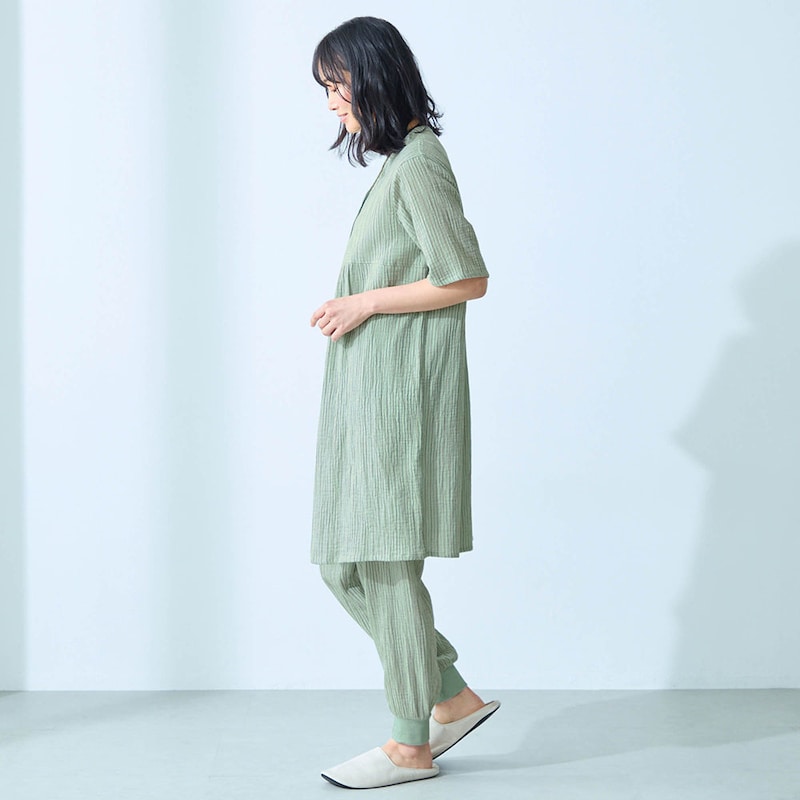 モデル身長164cm／M ※写真は撮影用のため股下+4cmになります。