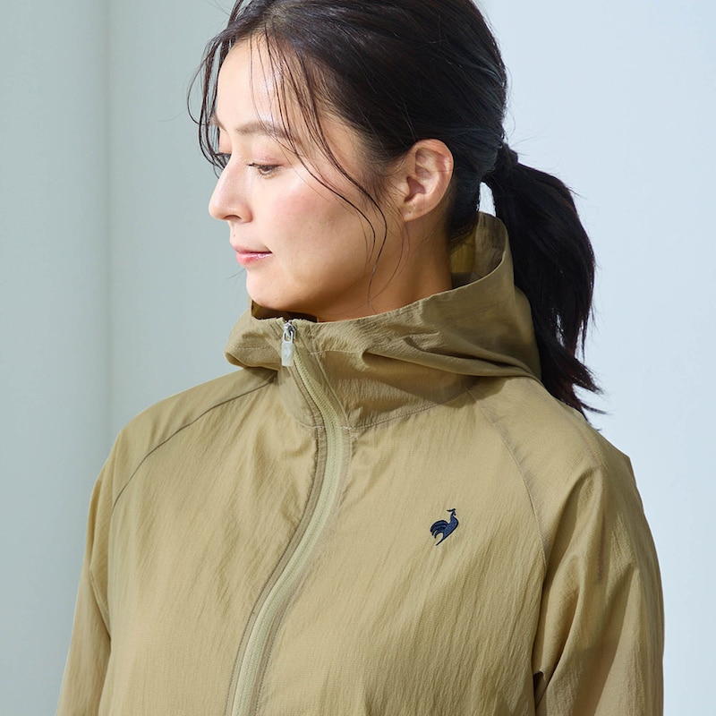 フロントファスナーを閉じれば首までカバーするハイネックデザイン