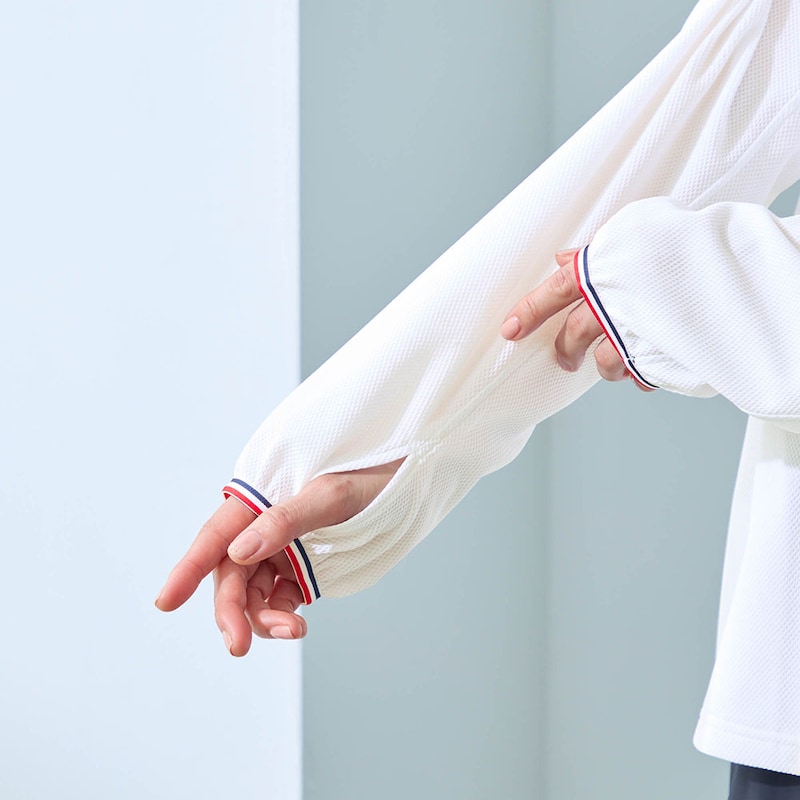 サムホール付きの袖で手の甲までしっかりカバー