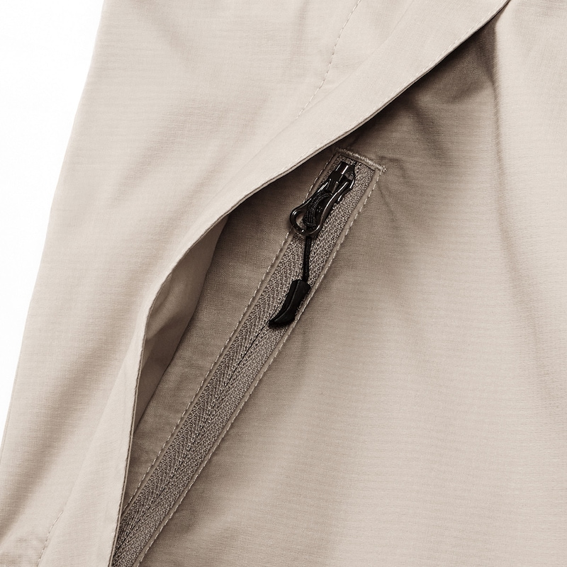 フラップポケットの内側にファスナー付き