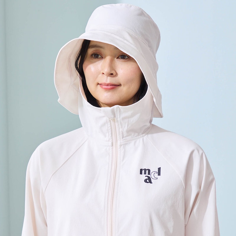 スタンドカラーで首まわりをカバー