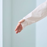 手の甲まで覆う指穴ホール付き