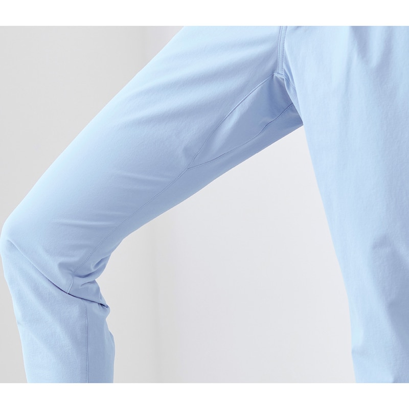 ガゼットクロッチの採用で股関節が開きやすく脚さばき抜群