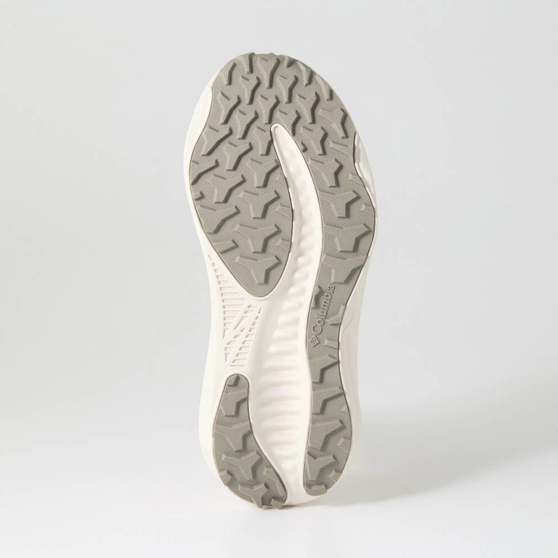 全方向へのグリップを確保するトライポット形状のラグを大小ランダムに配置