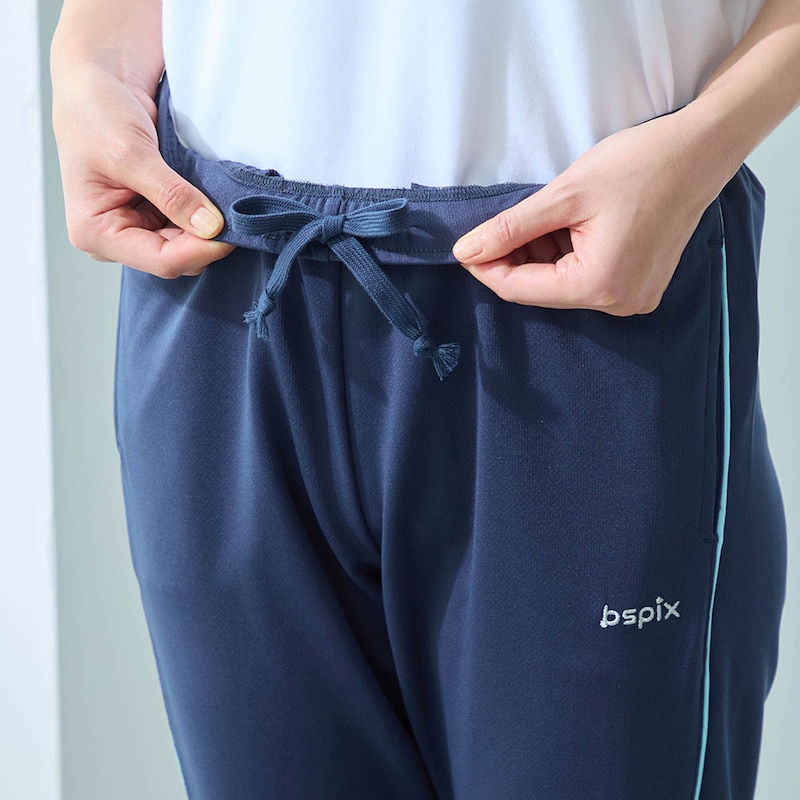 ウエストは総ゴム＋ひも仕様で快適なはき心地