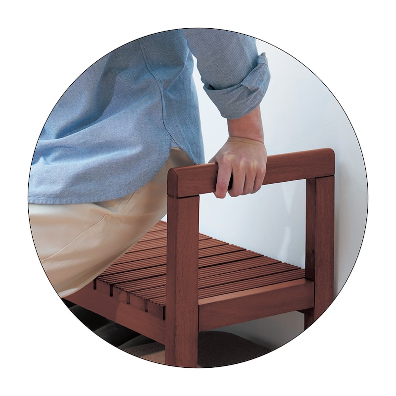 立ち座りをサポートする手すり付き　※左右反転して使用できるので、手すりはお好きな向きに設置可能。