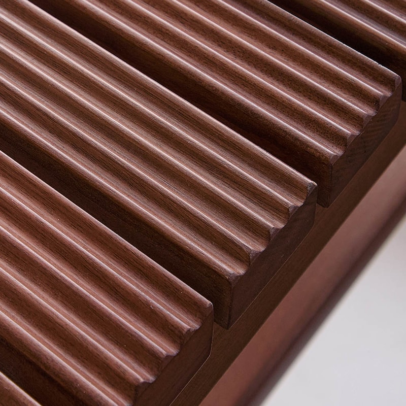 縦桟デザインが和モダンな雰囲気。スリット加工で滑りにくい効果も。