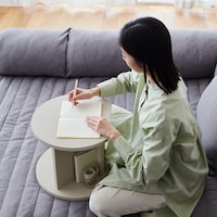 天板を体に寄せれば、書き物やお子様のお絵描きなどの作業台としても使いやすいサイズ感
