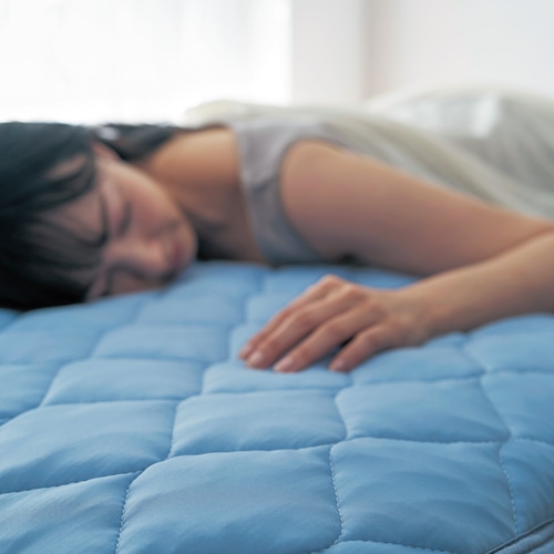 冷たさが持続するもっちり接触冷感リバーシブル敷きパッド