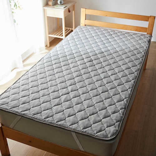 冷たさが持続するもっちり接触冷感リバーシブル敷きパッド