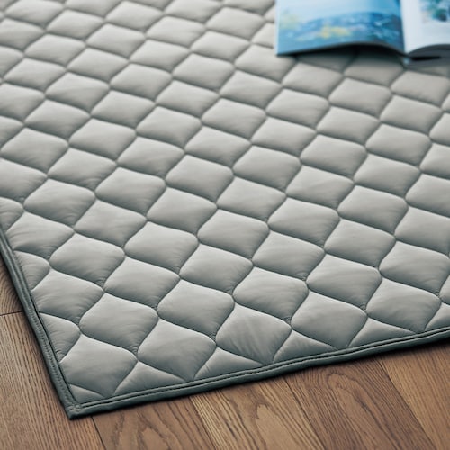 ひんやり加工をプラスしたもっちり接触冷感ウレタン入り撥水キルトラグ