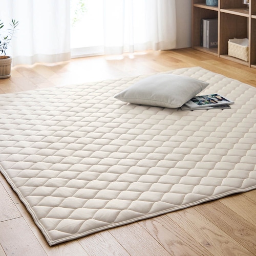 ひんやり加工をプラスしたもっちり接触冷感ウレタン入り撥水キルトラグ