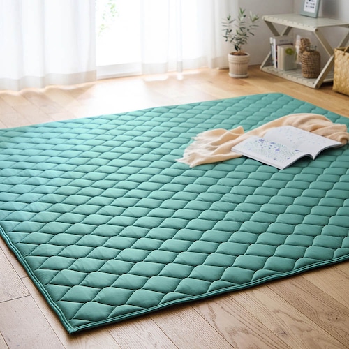 ひんやり加工をプラスしたもっちり接触冷感ウレタン入り撥水キルトラグ