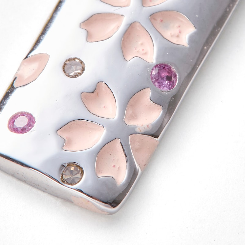 左：リング、右：ネックレス