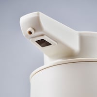 感知範囲はセンサーから約4cm以内。手を差し出すとノズル下面のセンサーが反応し、ソープを自動で噴出