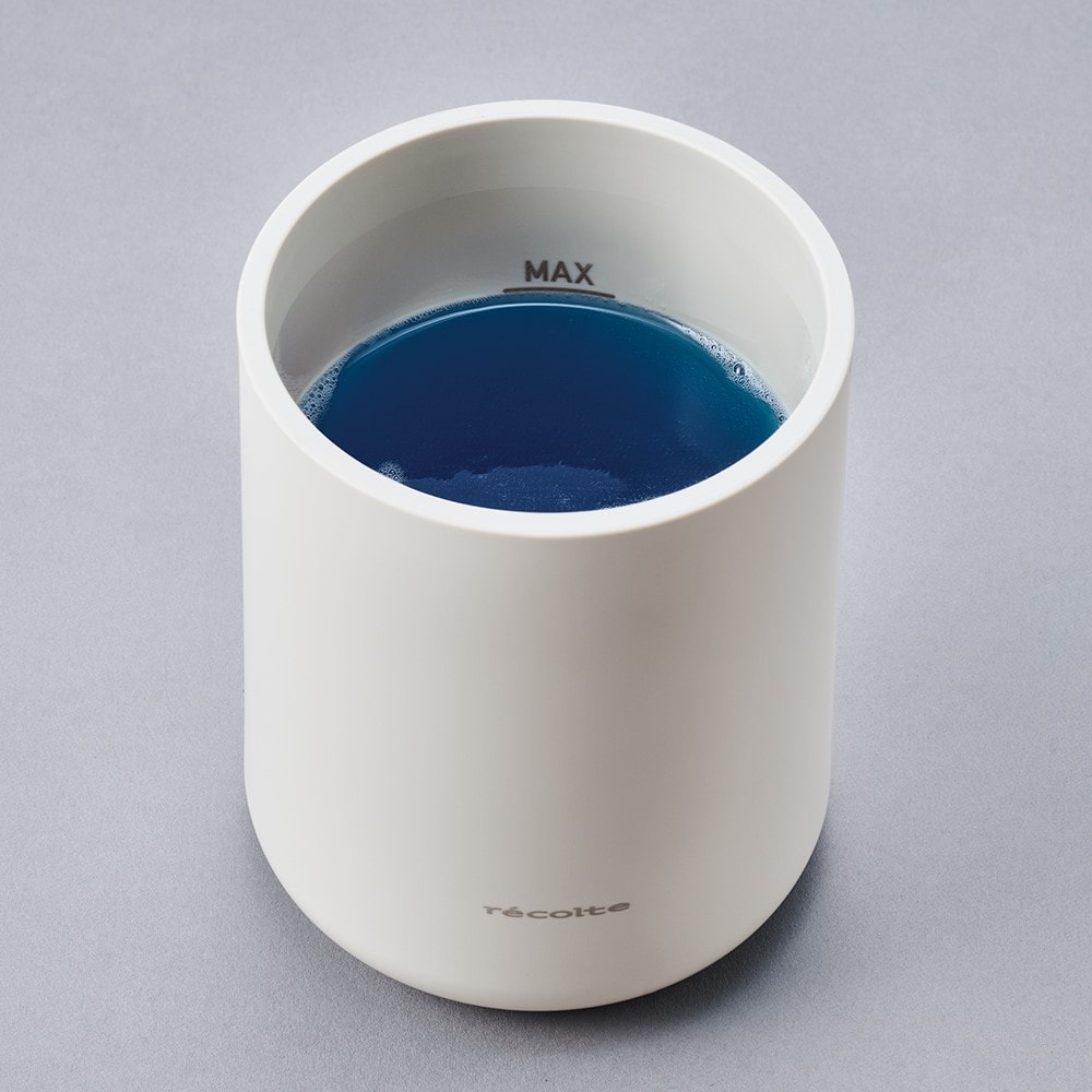 液体を入れやすい大きな開口部。約250ｍLのMAXライン付き
