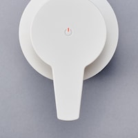 充電時は赤色に点灯してお知らせ