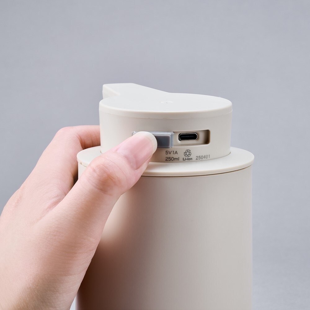 本体上部のUSBケーブル挿入口には水濡れ防止のカバー付き