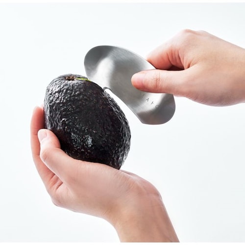 小さい刃でするりとむける、アボカドカッター「Muku」
