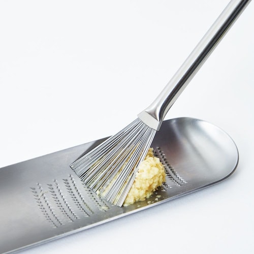 目詰まりなくキレイに取れる、おろし金ブラシ「Hake」