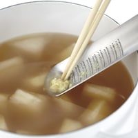 「Oros」はお鍋の汁ものなどに薬味を溶かしながら入れることができる長い形