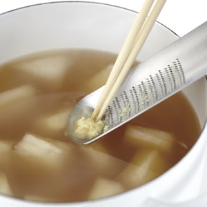 「Oros」はお鍋の汁ものなどに薬味を溶かしながら入れることができる長い形