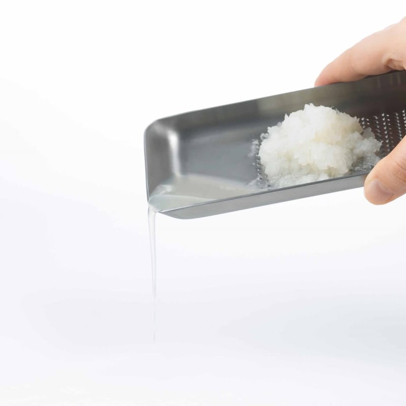 「Oros L」は少し傾けるだけでフチの斜め角から水分を切れるので、大根おろしなどにも